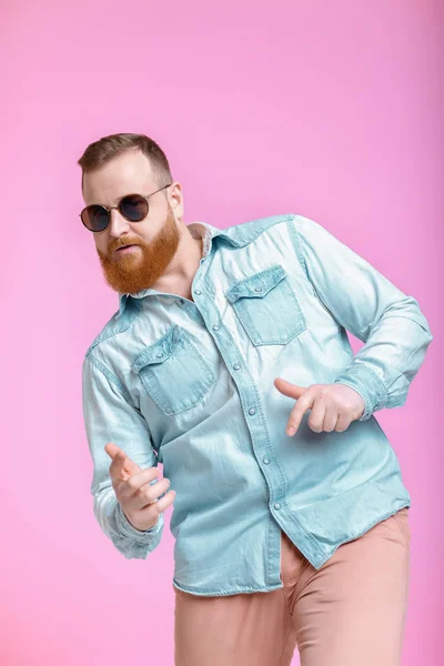 Uomo barba in occhiali da sole e camicia di jeans — Foto Stock