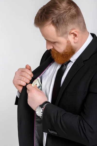 Чоловік отримує доларові банкноти з кишені — стокове фото