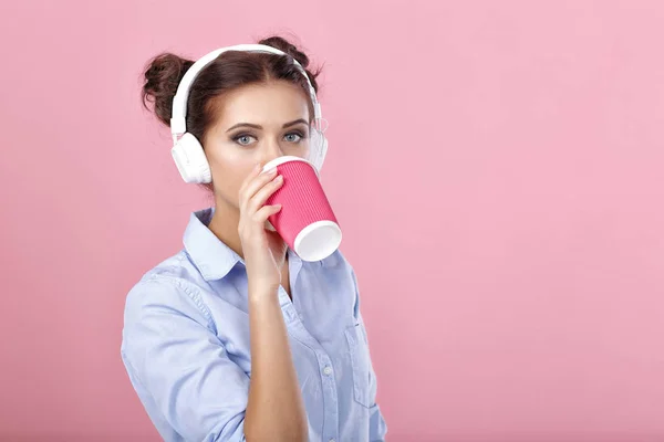 Kadın kahve içme kulaklık — Stok fotoğraf