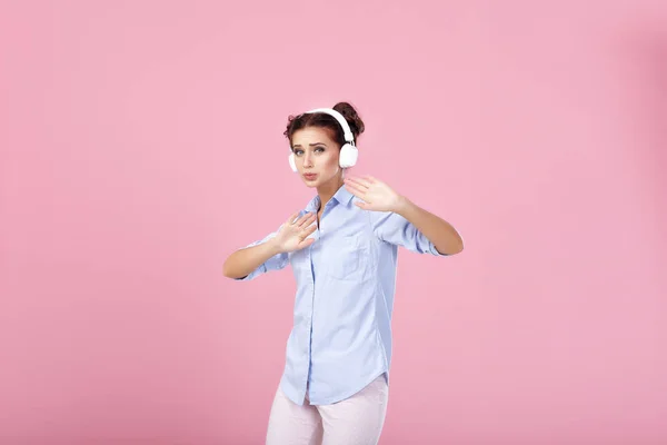 Femme dans les écouteurs écoutant de la musique — Photo