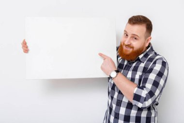 büyük beyaz kart tutan sakallı.