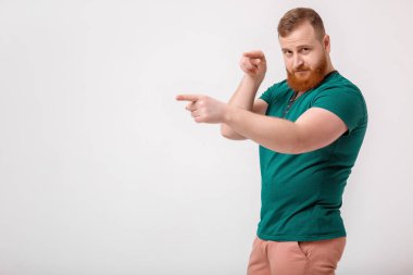 Kızıl Sakal adam gri arka plan üzerinde.