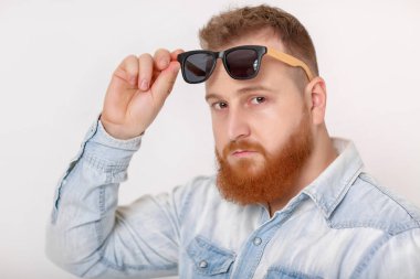 sakallı adam güneş gözlüğü ve kot gömlek