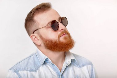 sakallı adam güneş gözlüğü ve kot gömlek