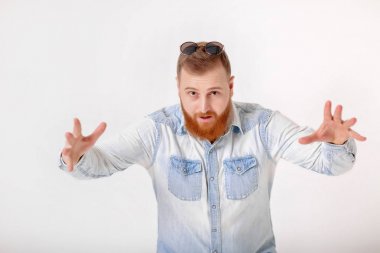 sakallı adam güneş gözlüğü ve kot gömlek