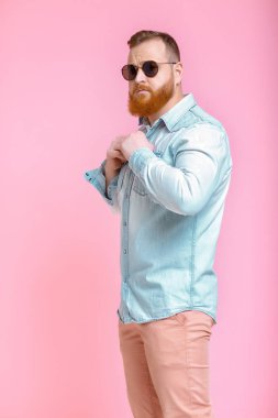 sakallı adam güneş gözlüğü ve kot gömlek