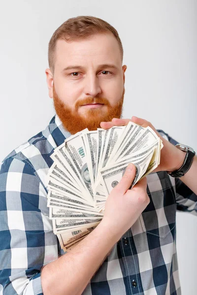 Férfi szakállal gazdaság sok száz dollár számlák — Stock Fotó
