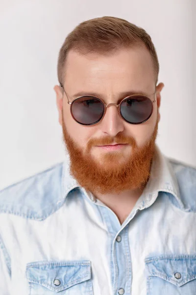 Homem barba em óculos de sol e camisa jeans — Fotografia de Stock