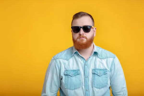 Barba hombre en gafas de sol y camisa de mezclilla —  Fotos de Stock