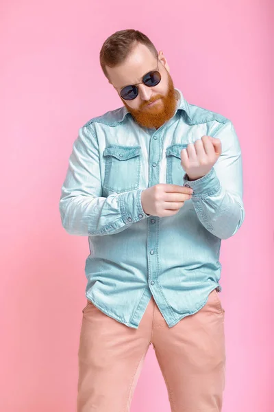 Baard man in zonnebrillen en denim overhemd — Stockfoto