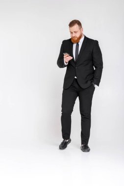 İş adamı telefonda konuşuyor.