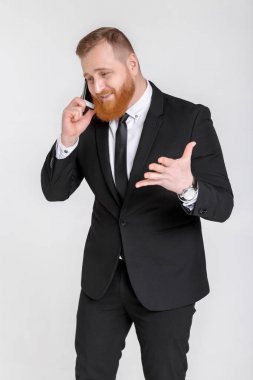 İş adamı telefonda konuşuyor.