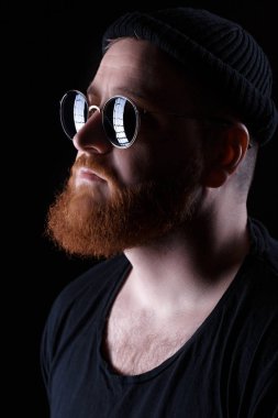 güneş gözlüğü ve şapka sakallı adam