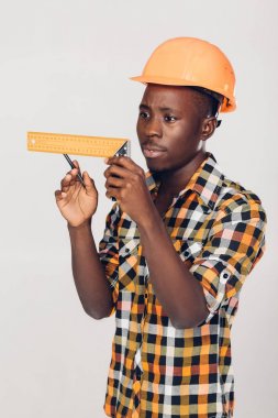 Afrikalı-Amerikalı Oluşturucu ölçüm bandı kullanır