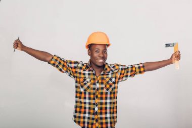 Afrikalı-Amerikalı Oluşturucu ölçüm bandı kullanır