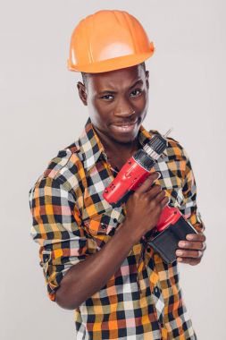 Afro-Amerikan işçi elektrikli tornavida kullanır