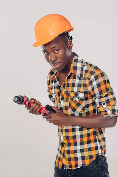 Trabalhador afro-americano usa chave de fenda elétrica — Fotografia de Stock