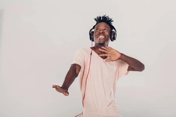Афроамериканец в наушниках слушает музыку — стоковое фото
