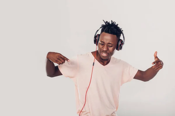 Afrikanisch-amerikanischer Mann mit Kopfhörer hört Musik — Stockfoto