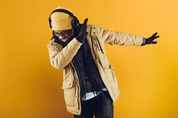 Hombre afroamericano con auriculares escuchando música — Foto de Stock