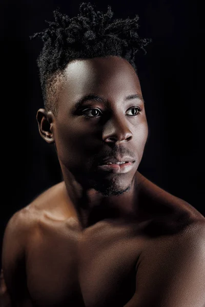 Афроамериканський чоловік з дредлоками — стокове фото