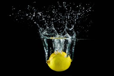 Su sıçratan limon