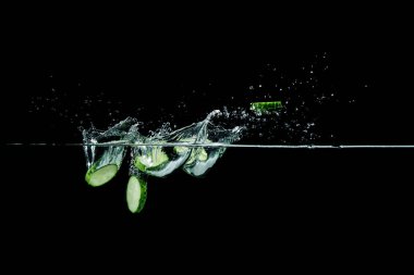 salatalık su sıçrama ile