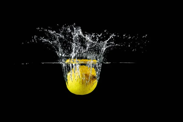 Su sıçratan limon — Stok fotoğraf