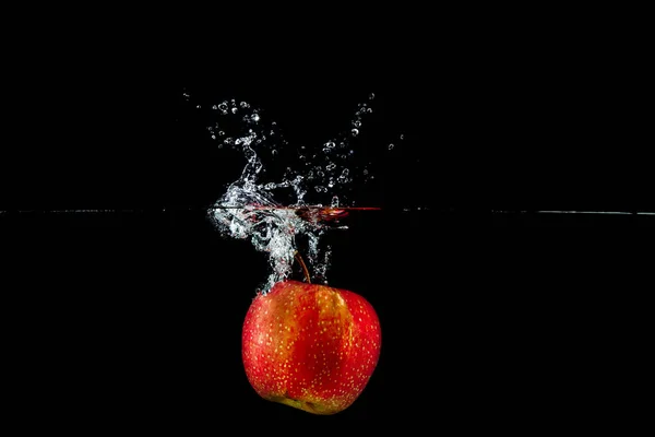 Mela in spruzzata d'acqua — Foto Stock