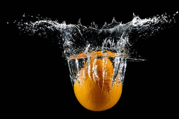 中水溅橙 — 图库照片