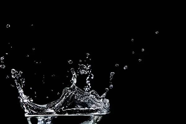 Salpicadura de agua en negro —  Fotos de Stock