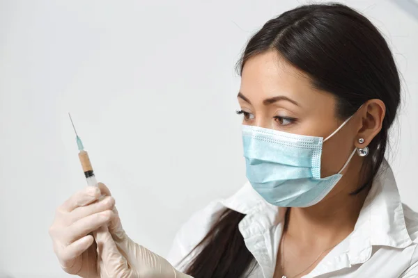 Cosmetician innehar en spruta med en förberedelse — Stockfoto