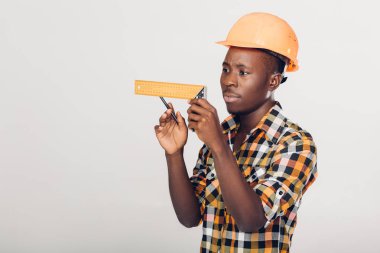 Afrikalı-Amerikalı Oluşturucu ölçüm bandı kullanır