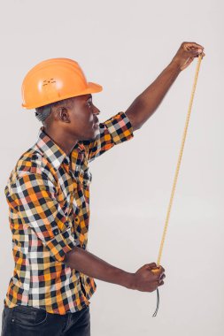 Afrikalı-Amerikalı Oluşturucu ölçüm bandı kullanır