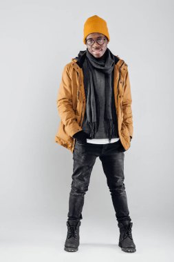 Afrikalı-Amerikalı adam gri arka plan üzerinde poz