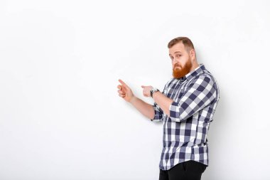 kopya alanı işaret eden sakallı.