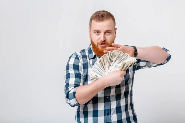 Człowieka z brodą, posiadający dużo dolarowe — Zdjęcie stockowe