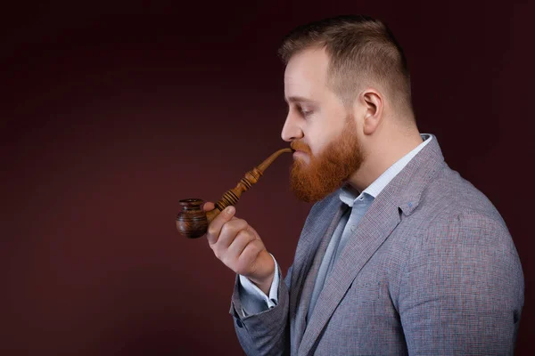 Homem fumando um cachimbo — Fotografia de Stock