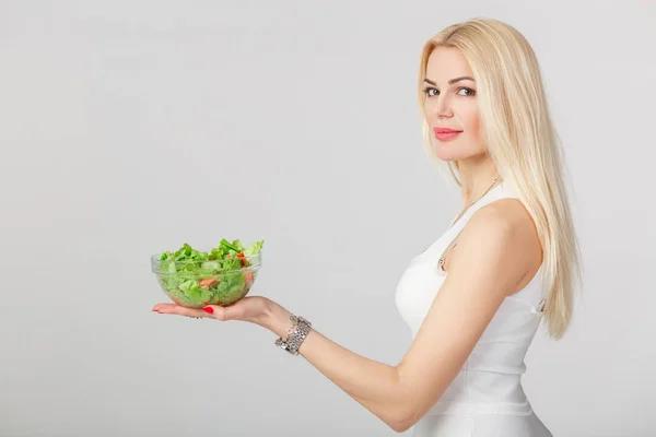 Frau im weißen Kleid mit frischem Salat — Stockfoto
