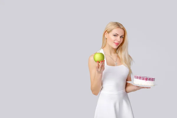 Mujer elige entre pastel y manzana —  Fotos de Stock