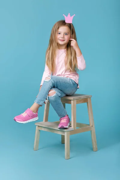 Маленька дівчинка в рожевому светрі — стокове фото