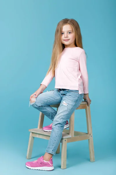 Маленька дівчинка в рожевому светрі — стокове фото
