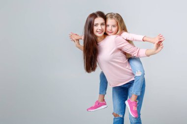 Anne ve kızı beraber eğleniyor