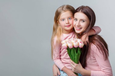 Mutlu anne ve kız birlikte