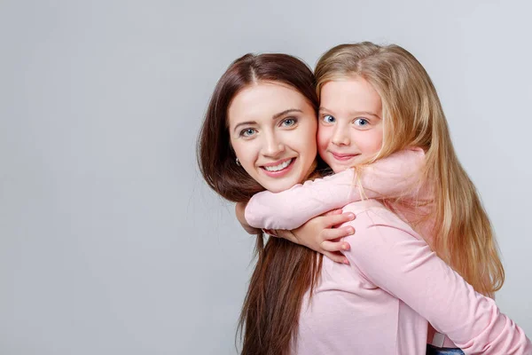 Mutter und Tochter haben Spaß zusammen — Stockfoto