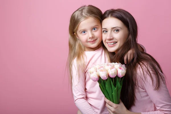 Gelukkig moeder en dochter samen — Stockfoto