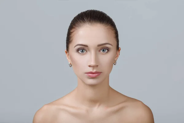 Mädchen mit sauberer Haut und natürlichem Make-up — Stockfoto