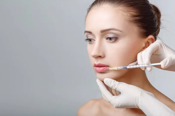 Женщине делают косметическую инъекцию — стоковое фото