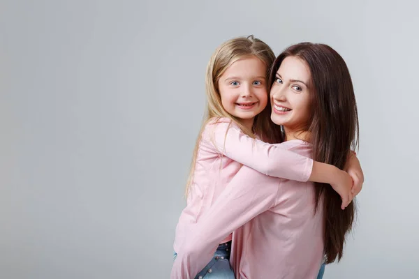 Moeder en dochter plezier samen — Stockfoto