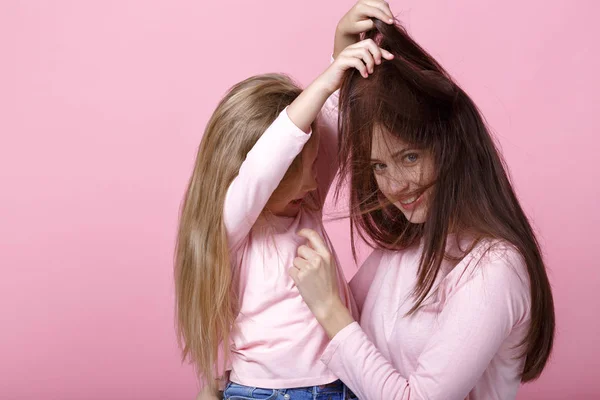 Madre e hija juntas —  Fotos de Stock